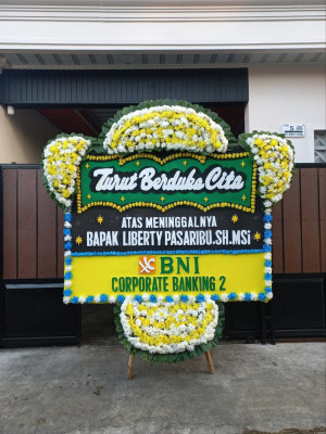 Papan Bunga Duka di Landasan Ulin Barat
