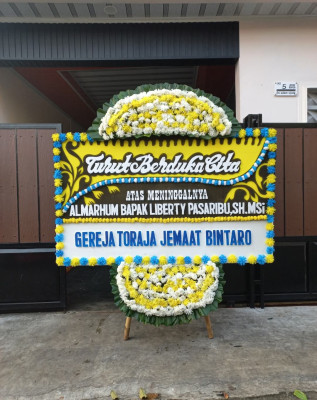 Papan Bunga Duka di Landasan Ulin Barat