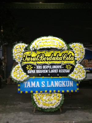 Papan Bunga Duka di Landasan Ulin Barat